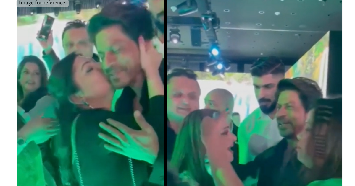 Shah Rukh Khan receives a FORCED kiss on the cheek from a female fan; Angry netizens say, 